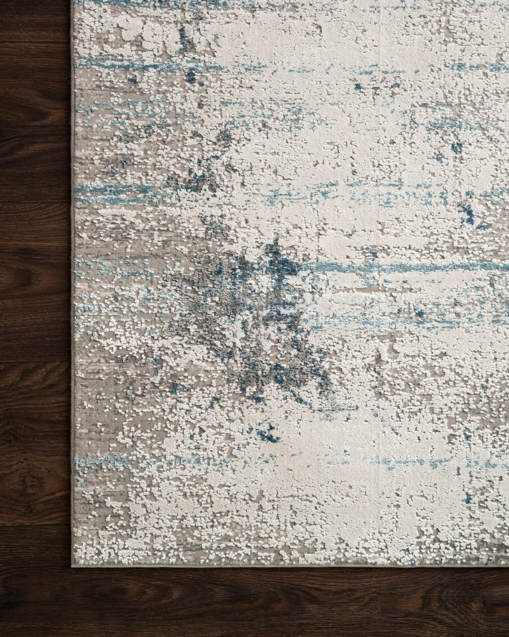Side view of the Sienne Ivory / Ocean rug.