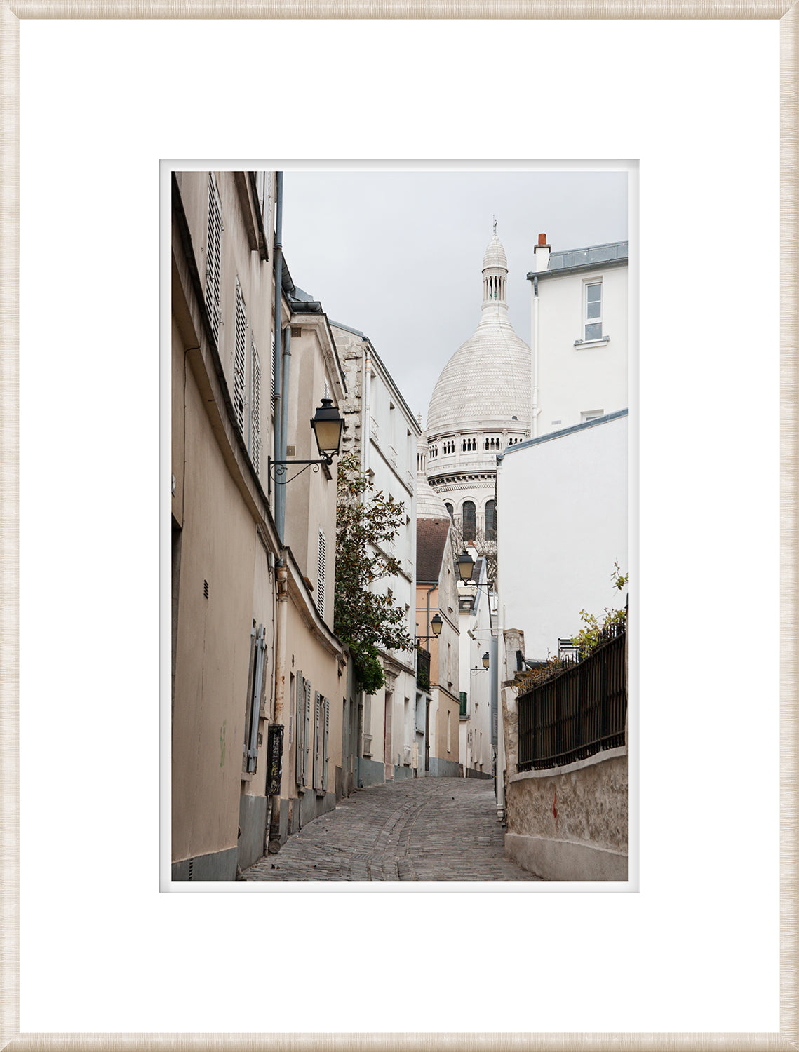 Parisian – Montmarte Alley wall art featuring a cobblestone street and Sacré-Cœur dome.