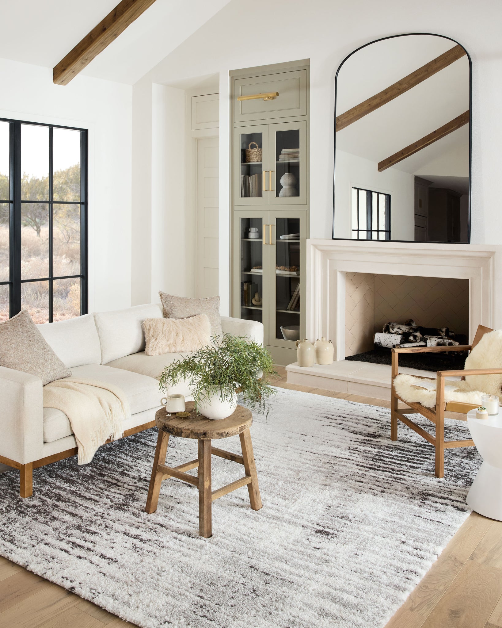 Side view of the Bliss Shag Grey / Cream rug.