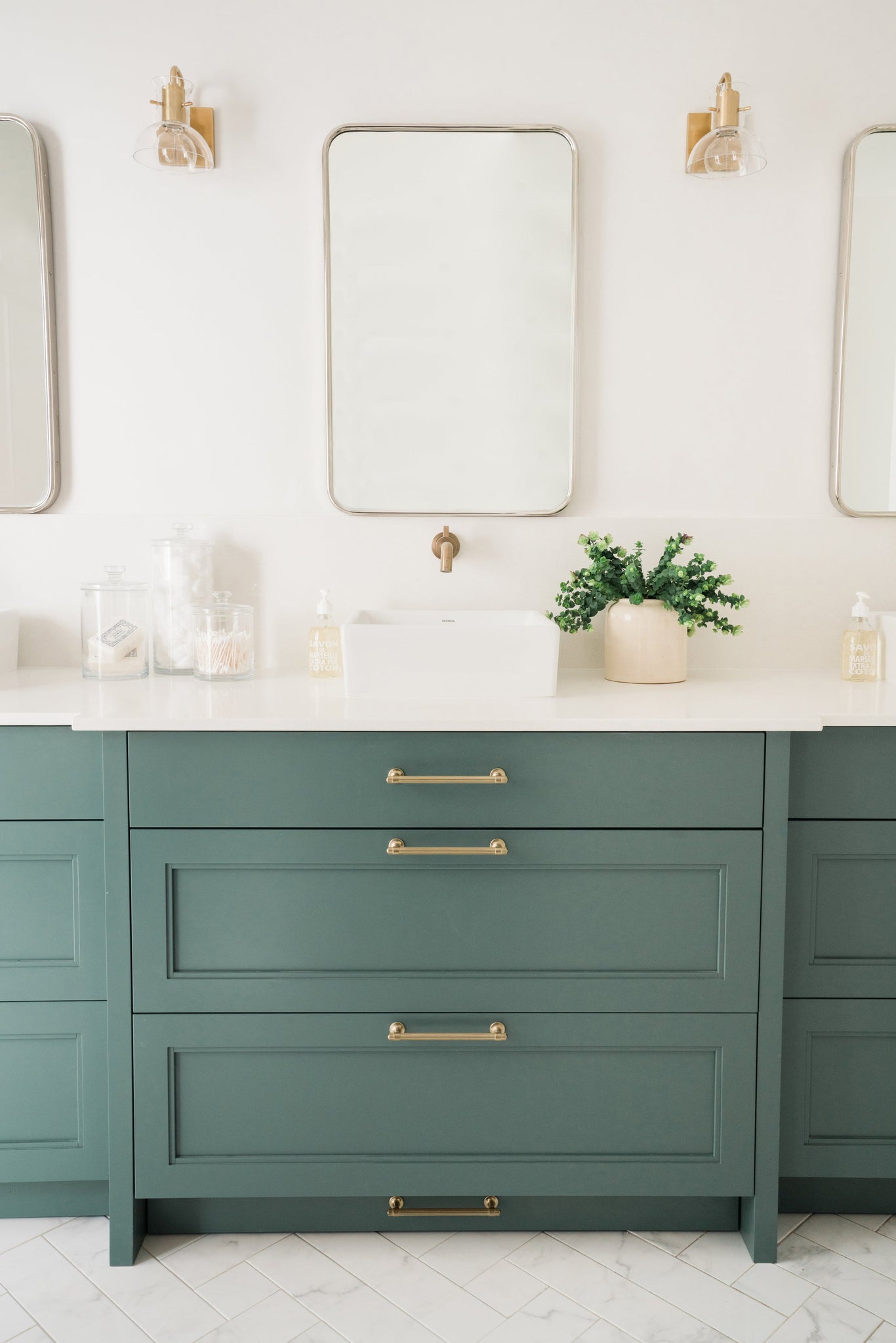 Riley Bath And Vanity 5.75" - Lifestyle [H111301-AGB]