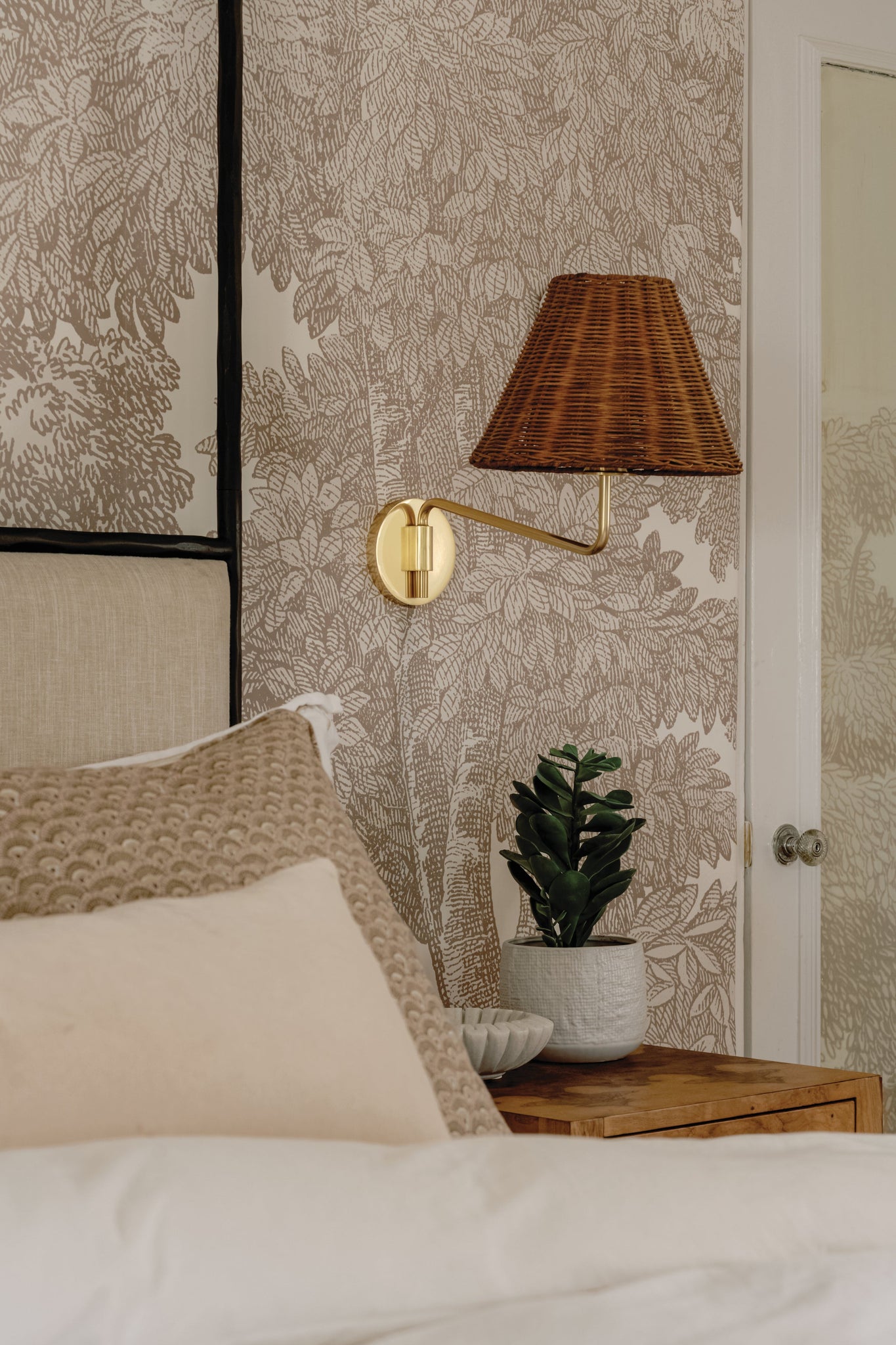 Issa Wall Sconce - Lifestyle [H704101-AGB]