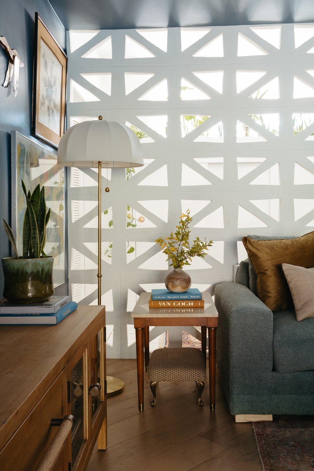 Meshelle Floor Lamp - Lifestyle [HL816401-AGB]