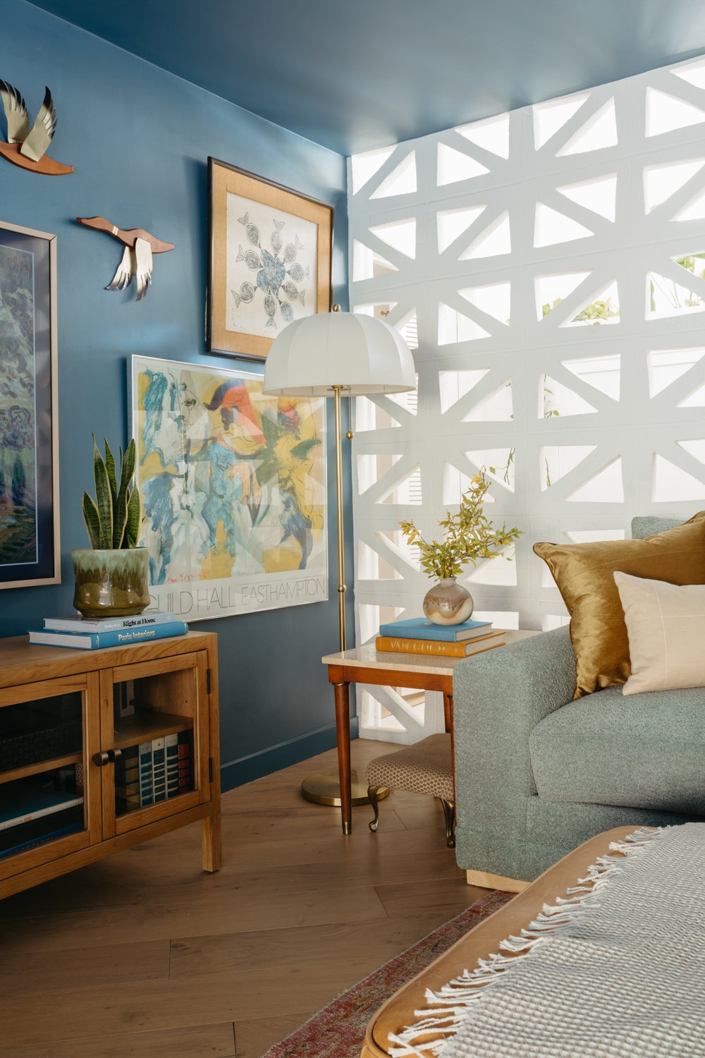 Meshelle Floor Lamp - Lifestyle [HL816401-AGB]