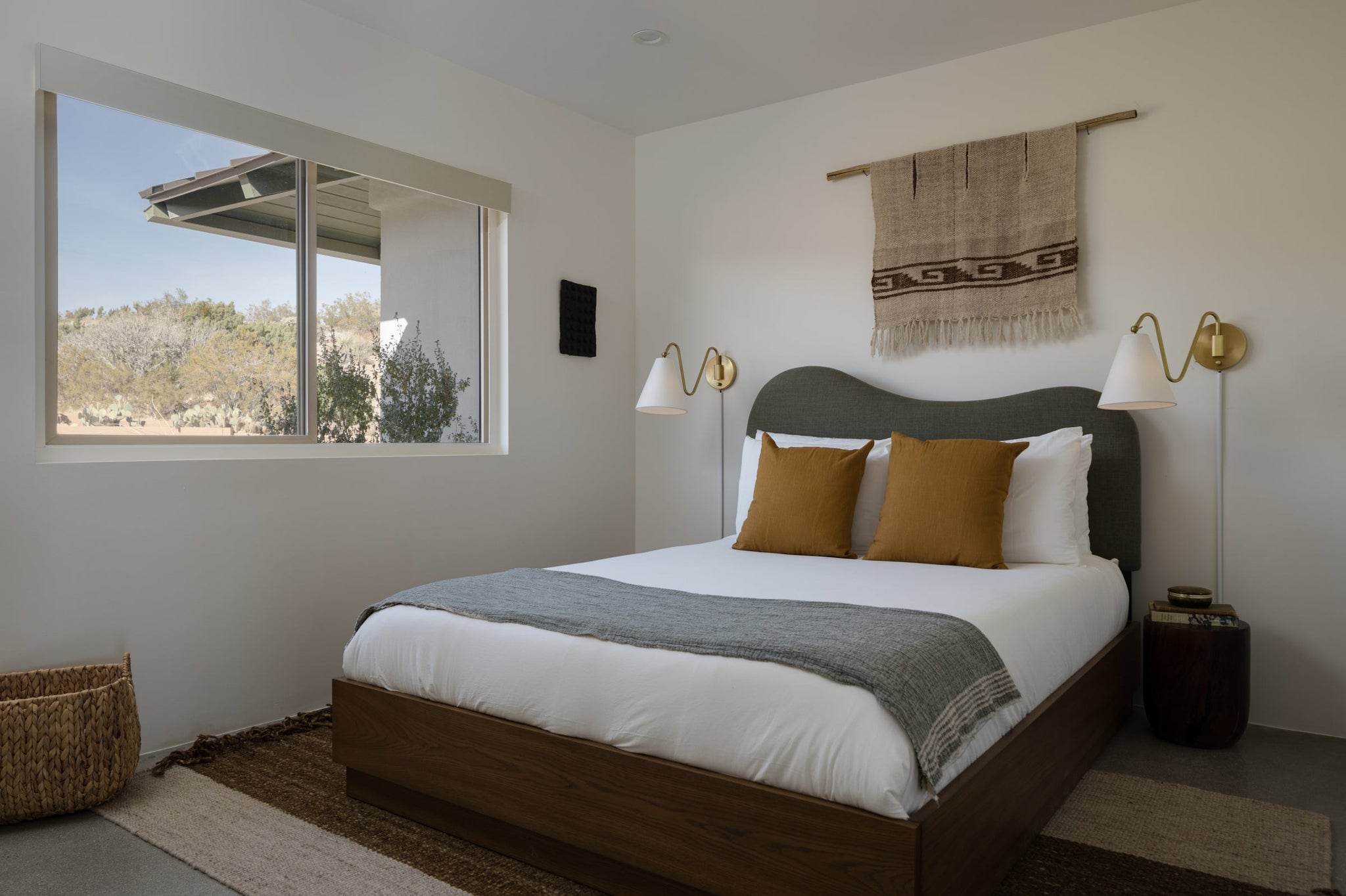 Onda Plug-In Sconce 9" - Lifestyle [HL699101-AGB]