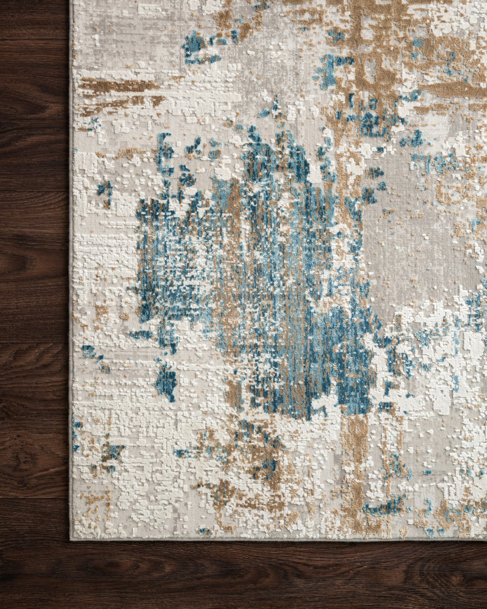 Side view of the Sienne Ivory / Gold rug.
