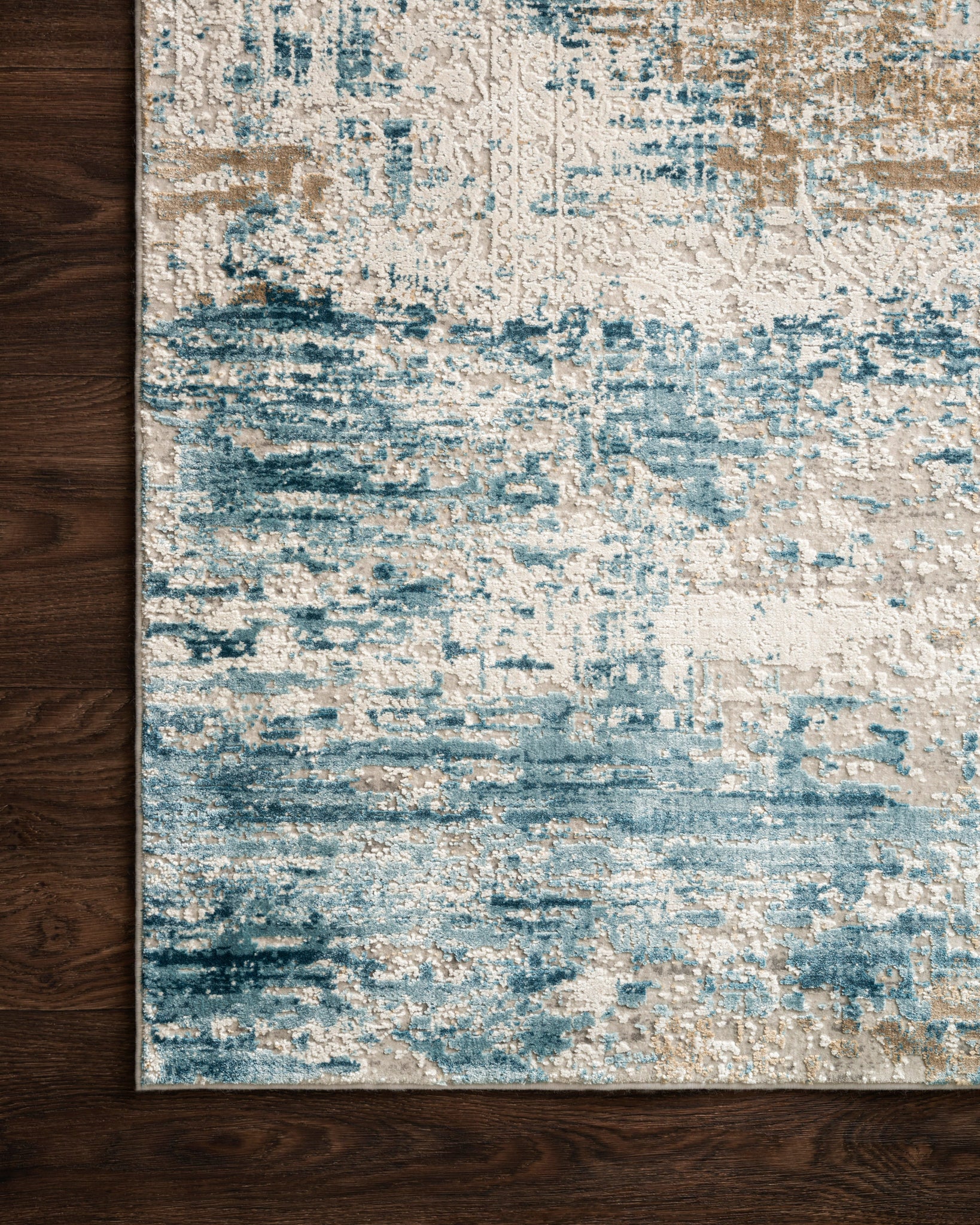 Side view of the Sienne Ivory / Azure rug.