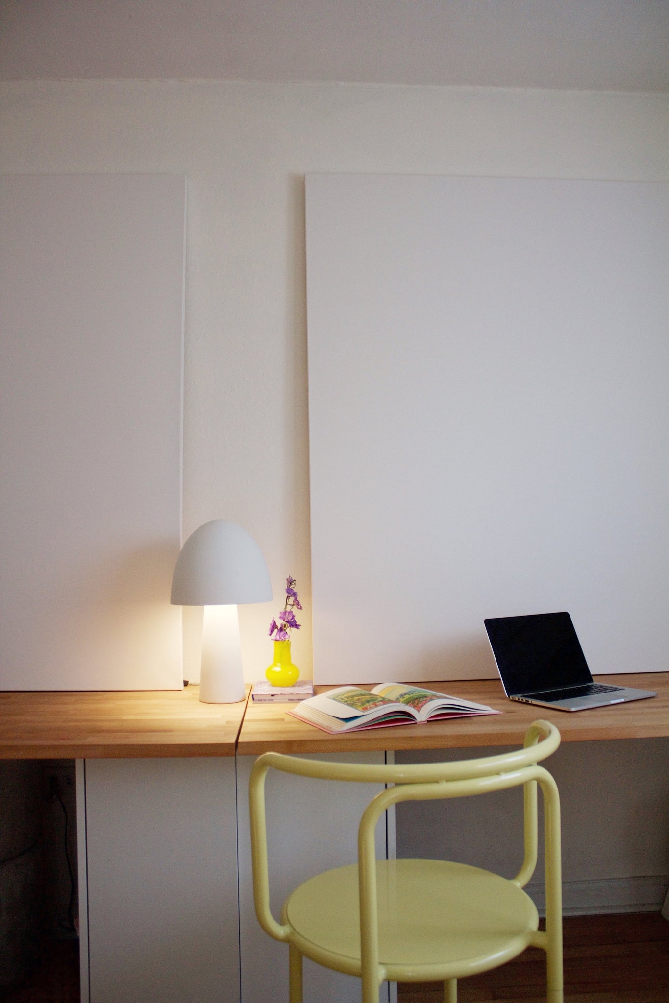 Vicky Table Lamp - Lifestyle [HL458201-SWH]
